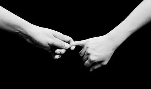 holding hands finger